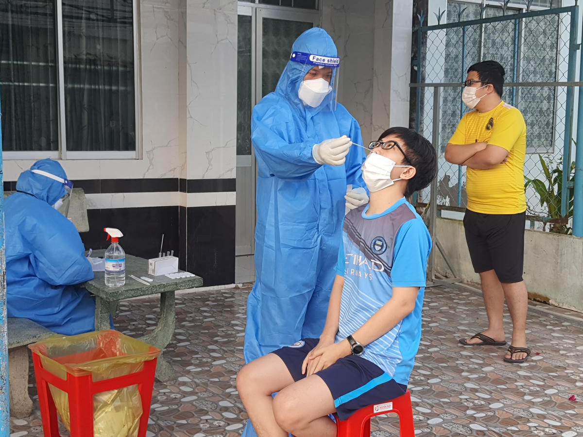 Lấy mẫu tầm soát Covid-19 trên địa bàn thành phố Bạc Liêu.