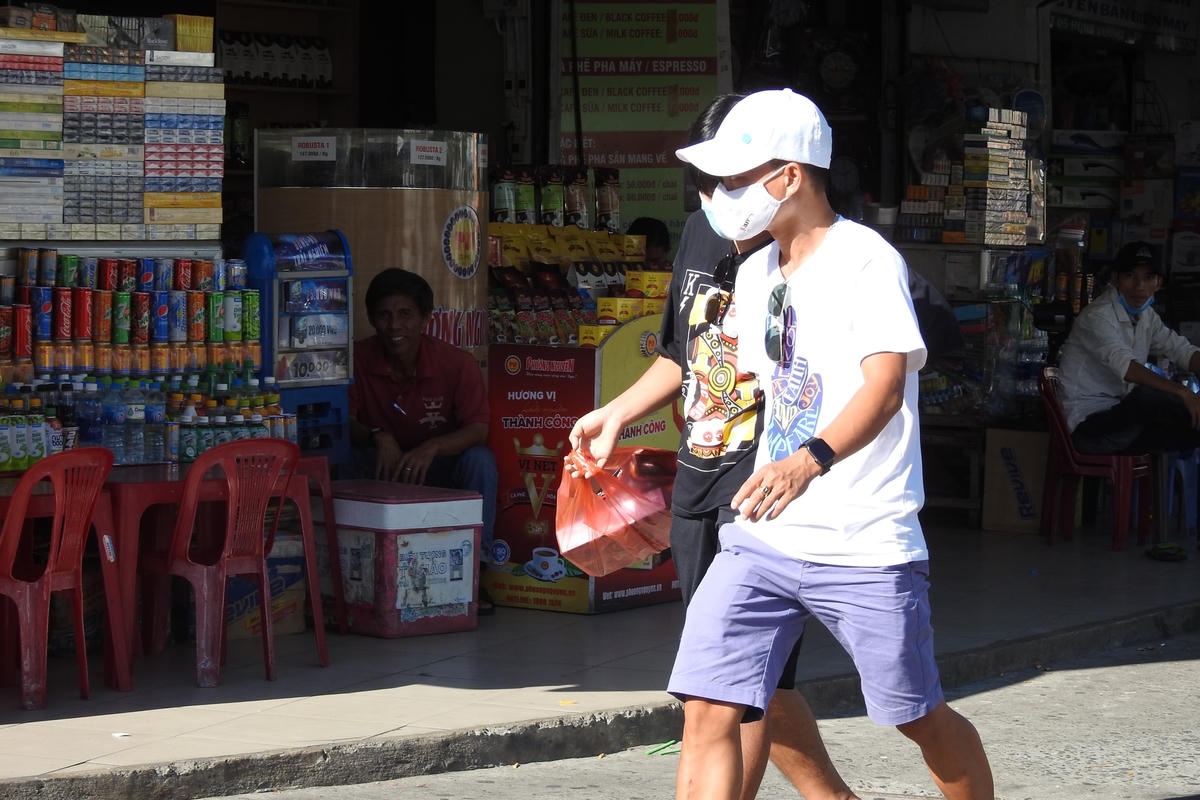 Tại TP Đà Nẵng, từ 12h trưa 7/5, khách chỉ được mua đồ ăn, uống mang về. Ảnh Thanh Tùng.