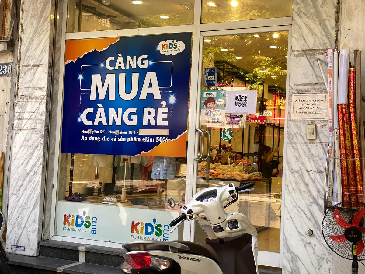 Cửa hàng quần áo, thời trang ngày đầu mở cửa trở lại: Lượng khách vắng vẻ