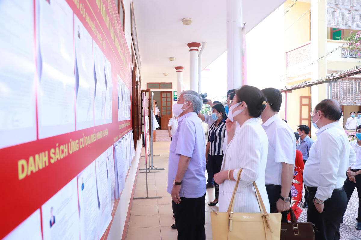 Chủ tịch Đỗ Văn Chiến kiểm tra công tác chuẩn bị bầu cử tại xã Thanh Giang, huyện Thanh Chương (Nghệ An).