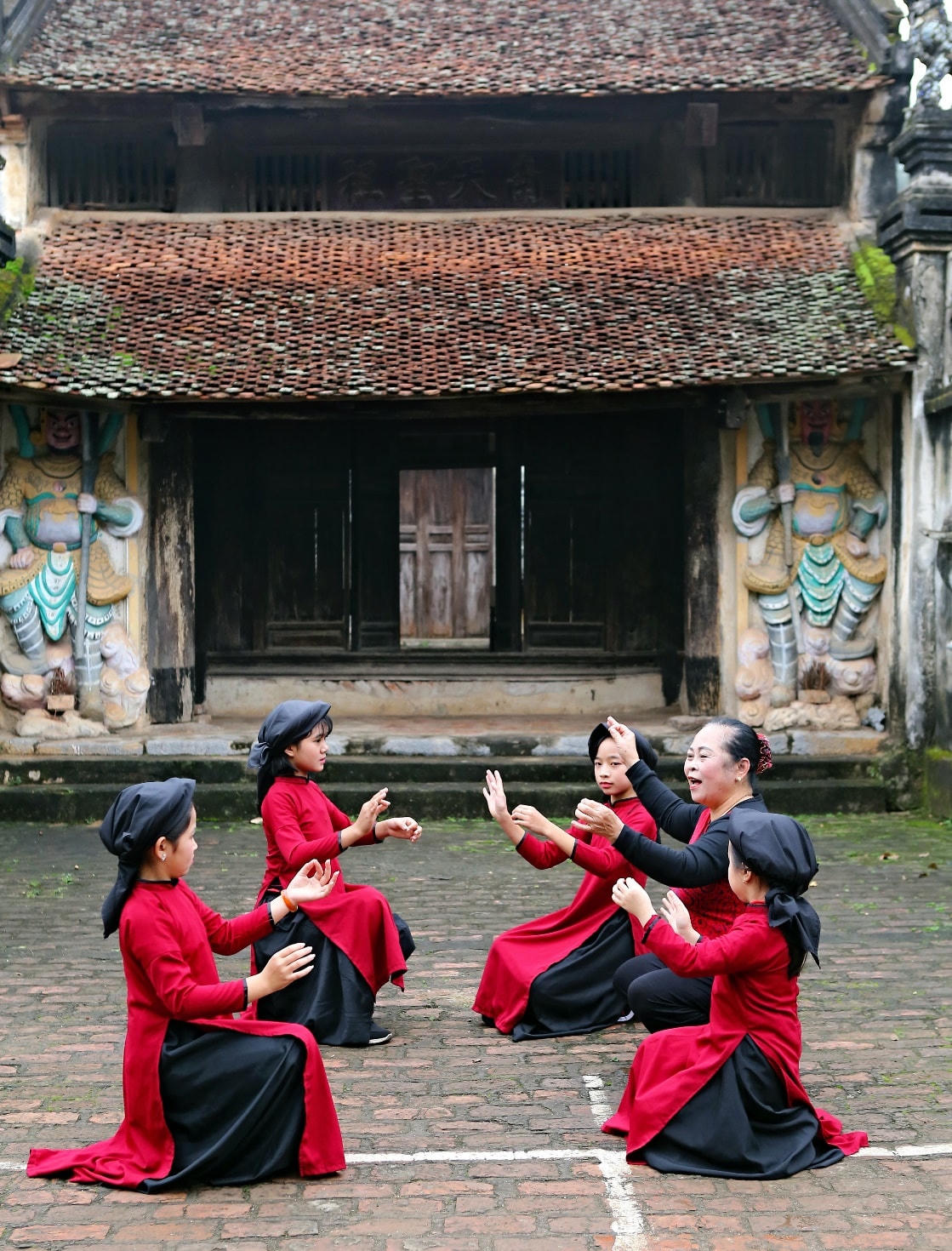Truyền dạy những điệu Xoan cổ cho thế hệ trẻ.