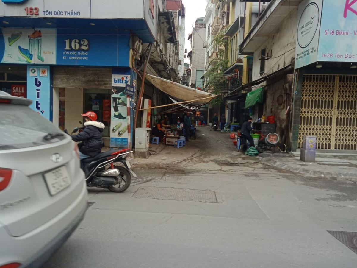 [ẢNH] Hà Nội: Quán ăn, trà đá vỉa hè vẫn mở bán tràn lan