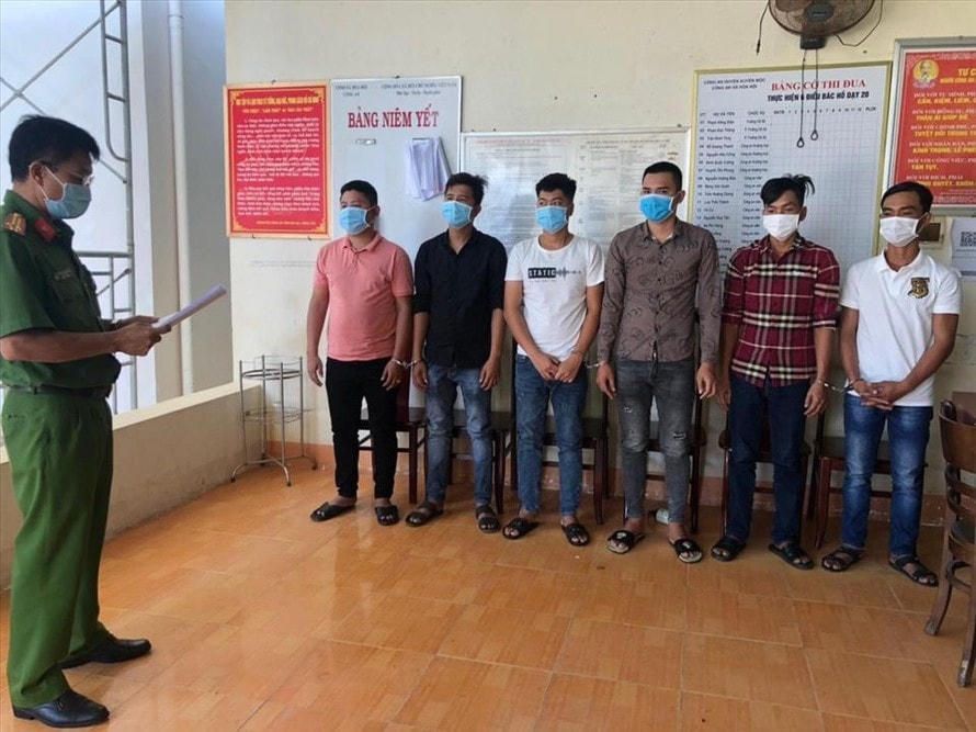 Công an đọc lệnh bắt giữ các đối tượng về tội “Tổ chức sử dụng trái phép chất ma túy". Ảnh: D.Q.
