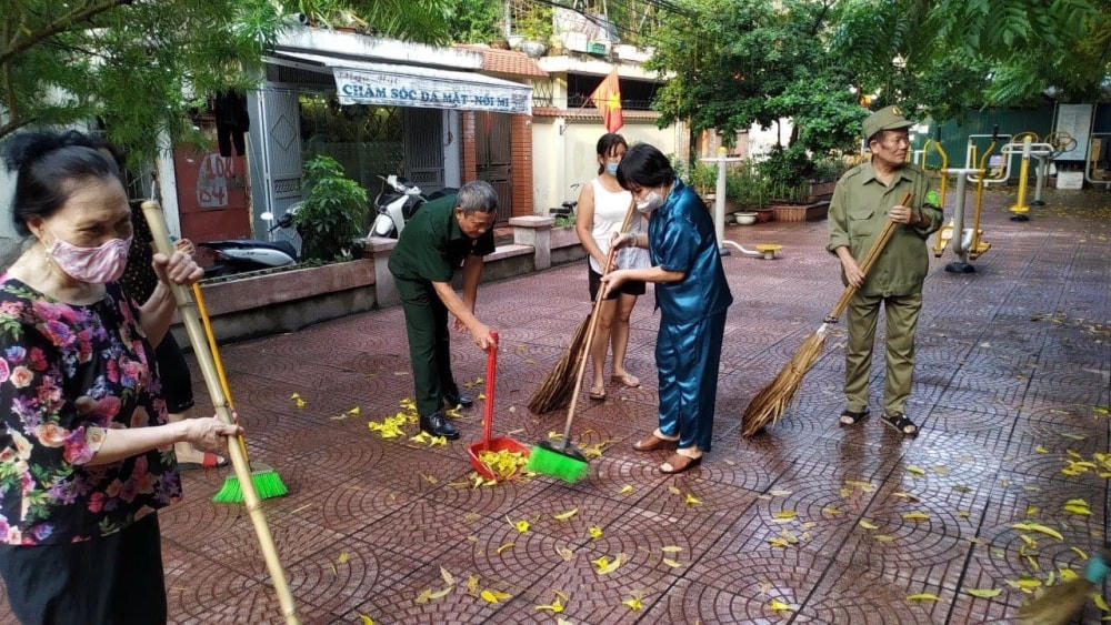 Bà con nhân dân phường Trung Tự dọn dẹp vệ sinh môi trường.