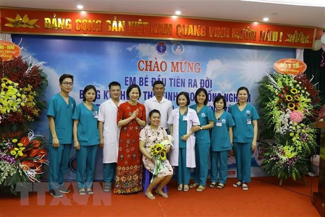 Đội ngũ y bác sĩ bệnh viện Sản-Nhi Hưng Yên cùng gia đình bé Hồng Đăng chụp ảnh kỷ niệm. (Ảnh: Đinh Tuấn/TTXVN).