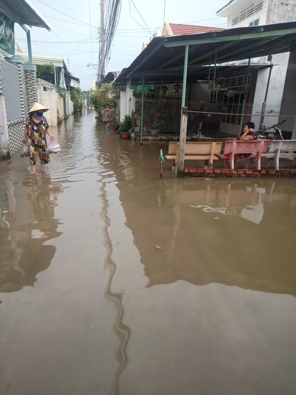 Một số tuyến đường trong nội ô TP Bạc Liêu bị ngập sâu do triều cường dâng cao.