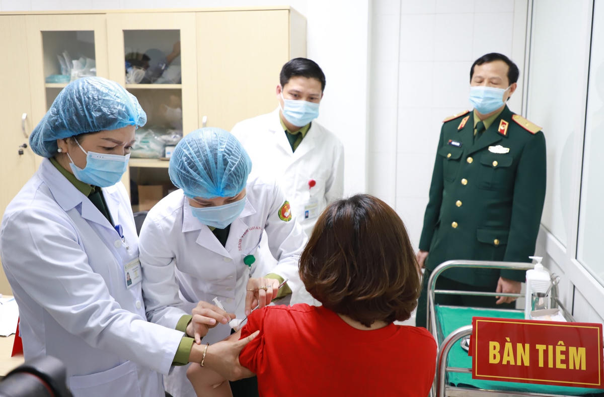 Tiêm thử nghiệm vaccine Covid-19 made in Việt Nam. Ảnh:  Phạm Quang Vinh.