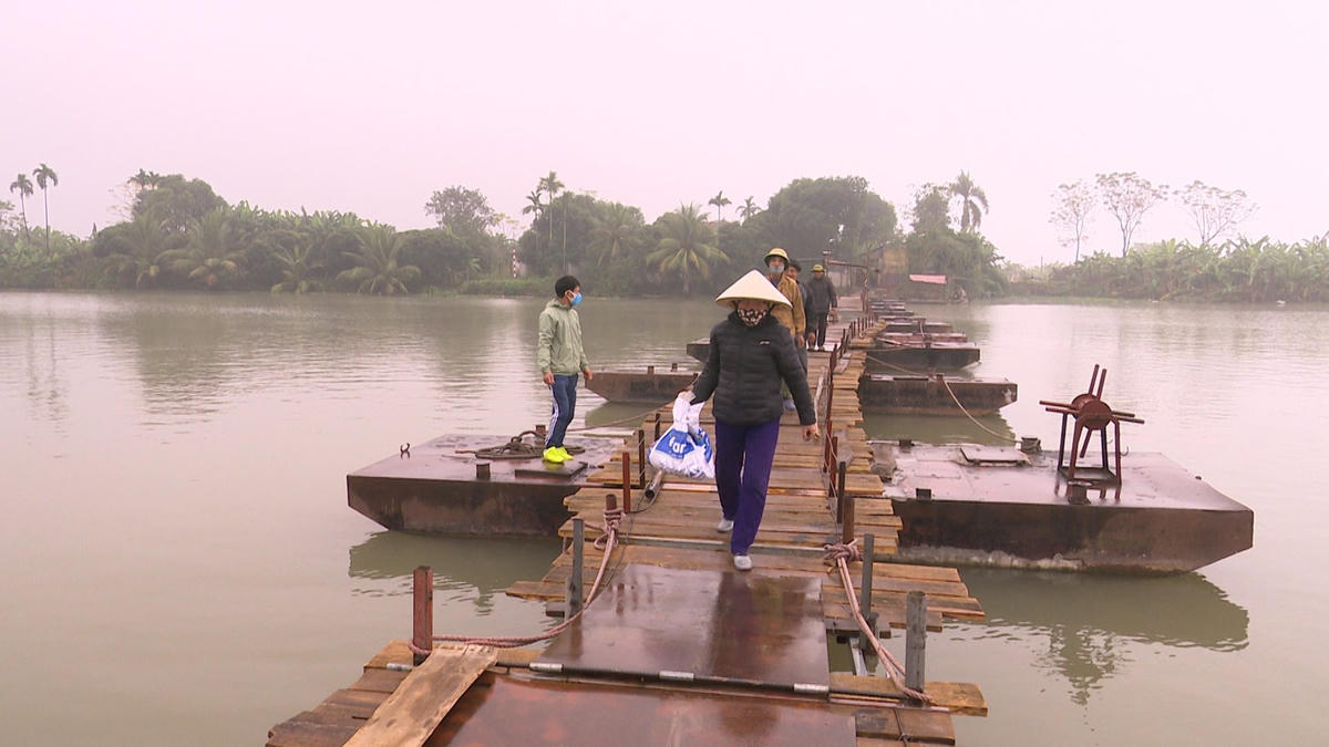 Người dân mong có cầu kiên cố thay thế để các phương tiện khác (ngoài xe máy, xe đạp) cũng được lưu thông qua sông Cửu An thật an toàn.