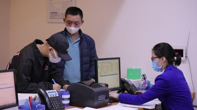 Sau phẫu thuật, em Đ. (người ngoài cùng bên trái) đã có thể viết, đánh máy bằng tay phải để tiếp tục theo đuổi ước mơ trên giảng đường, trở thành một kỹ sư công nghệ thông tin trong tương lai.
