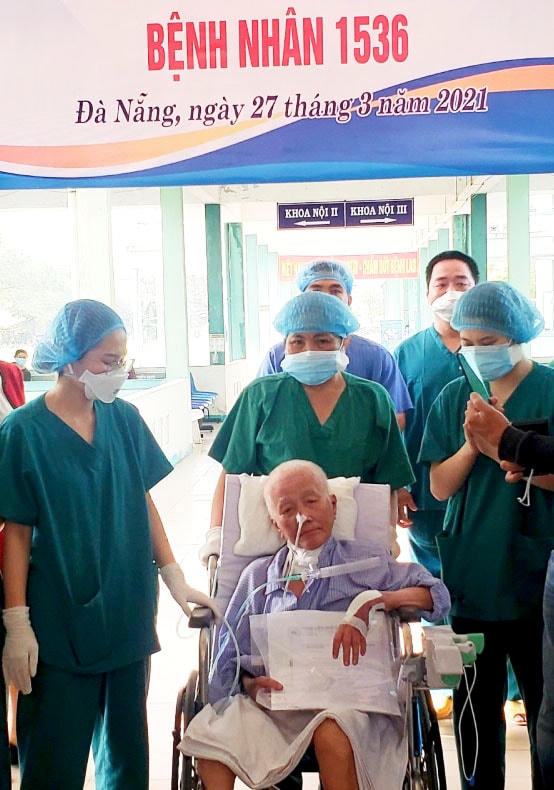 Nữ bệnh nhân 1.536 được Bệnh viện Phổi Đà Nẵng công bố khỏi bệnh, ra viện vào sáng 27/3.