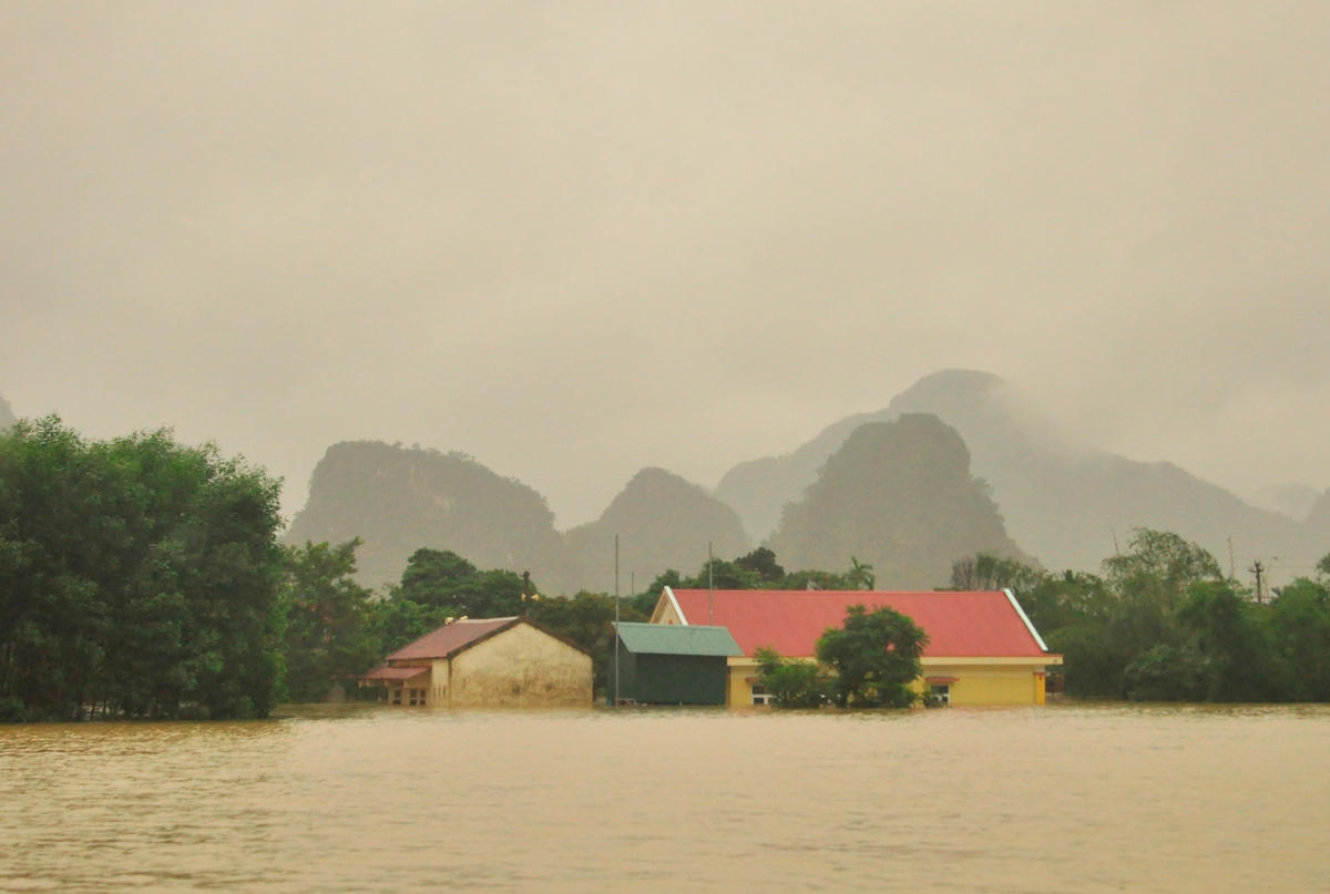 Nhiều ngôi nhà ở Tân Hóa bị ngập sâu.