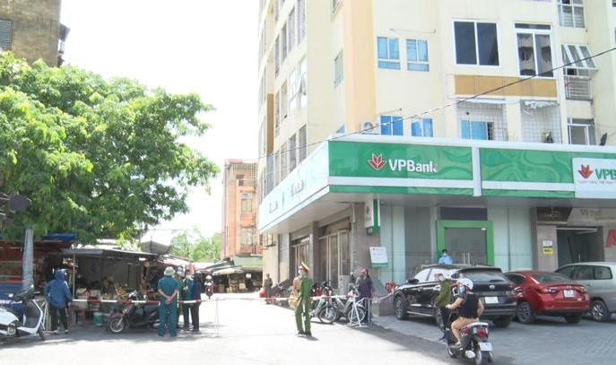 Phong tỏa lối vào chợ Quang Trung (phường Quang Trung) nơi xuất hiện ca F0 .