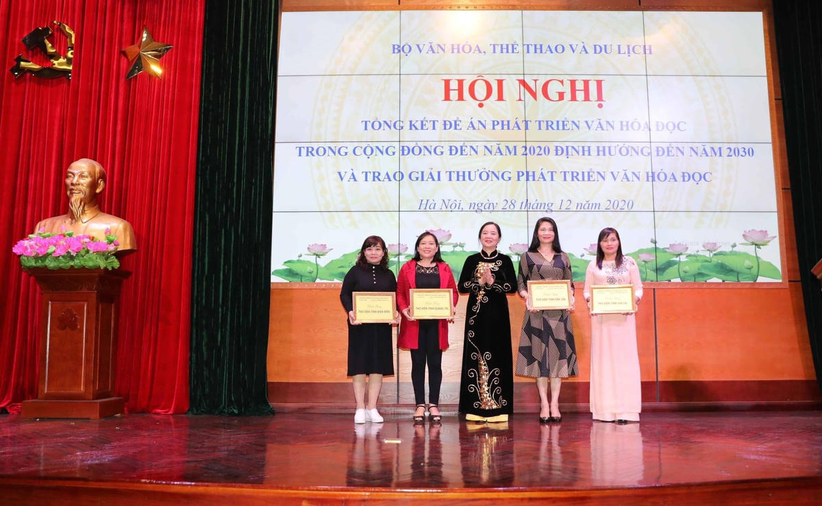 Trao Giải thưởng phát triển văn hóa đọc 2020. Ảnh Thành Tùng.
