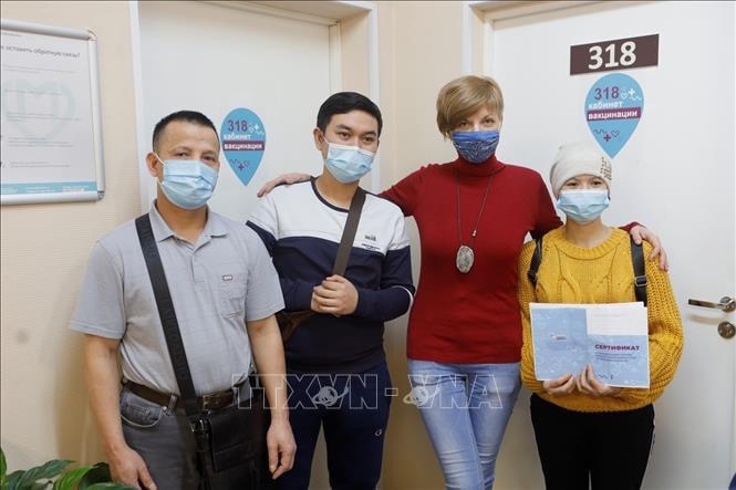 Chị Anna Ly và một số người Việt kinh doanh tại chợ Liublino ở Matxcơva tham gia tiêm chủng mũi thứ hai vaccine ngừa Covid-19Ảnh: TTXVN.