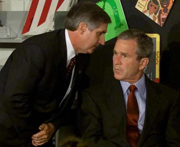 Chánh văn phòng Nhà trắng thông báo cho Tổng thống Bush về sự cố khủng bố. Ảnh: Reuters.