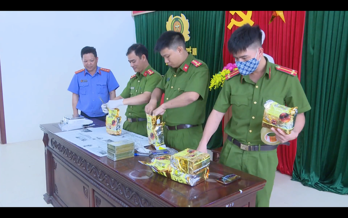 Cơ quan chức năng kiểm tra số lượng ma túy thu giữ được.