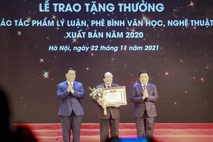 GS.TS Nguyễn Xuân Thắng, Uỷ viên Bộ Chính trị, Chủ tịch Hội đồng Lý luận Trung ương, Giám đốc Học viện Chính trị Quốc gia Hồ Chí Minh và Bí thư Trung ương Đảng, Trưởng ban Tuyên giáo Trung ương Nguyễn Trọng Nghĩa trao thưởng mức A cho tác giả Hữu Thỉnh (giữa) với tác phẩm sách “Bến văn và những vòng sóng”. ảnh: LĐO.