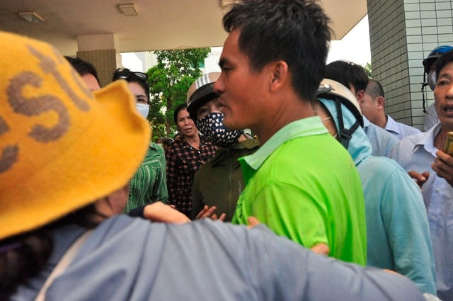 Một người có mặt trên chuyến xe (bị thương nhẹ) thẩn thờ trước sự việc xảy ra.