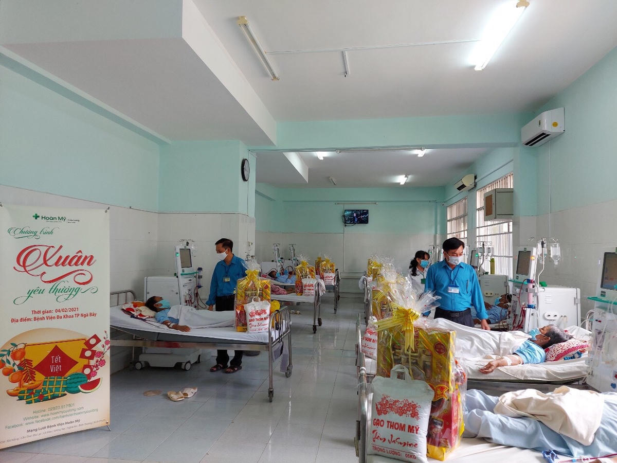 Đến tận giường bệnh thăm hỏi, tặng qùa tết cho bà con gặp khó khăn.