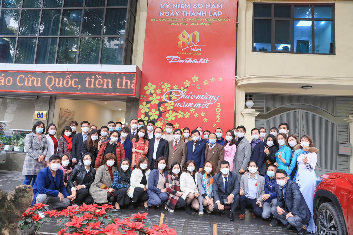 Lãnh đạo UBTƯ MTTQ Việt Nam chụp ảnh lưu niệm cùng tập thể cơ quan báo Đại Đoàn Kết. Ảnh: Quang Vinh.