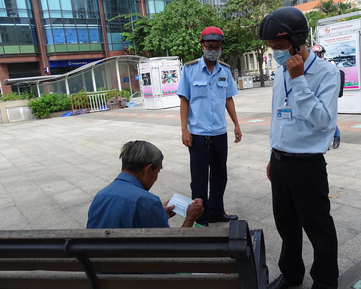 Đoàn kiểm tra nhắc nhở, phát khẩu trang cho người dân.