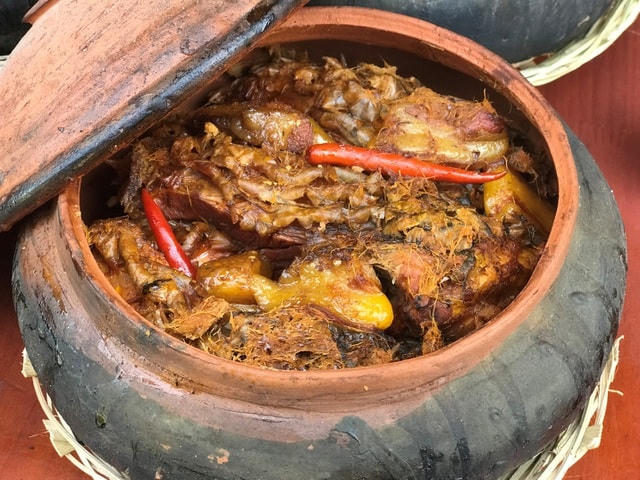 Niêu cá kho có màu vàng cánh gián và mùi thơm hấp dẫn.  