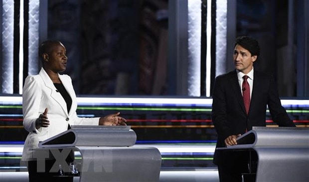 Lãnh đạo đảng Xanh Annamie Paul và Thủ tướng Canada đồng thời là Lãnh đạo đảng Tự do Justin Trudeau trong cuộc tranh luận bằng tiếng Anh của chiến dịch tranh cử, tại Quebec, ngày 9/9. Ảnh: AFP/TTXVN.