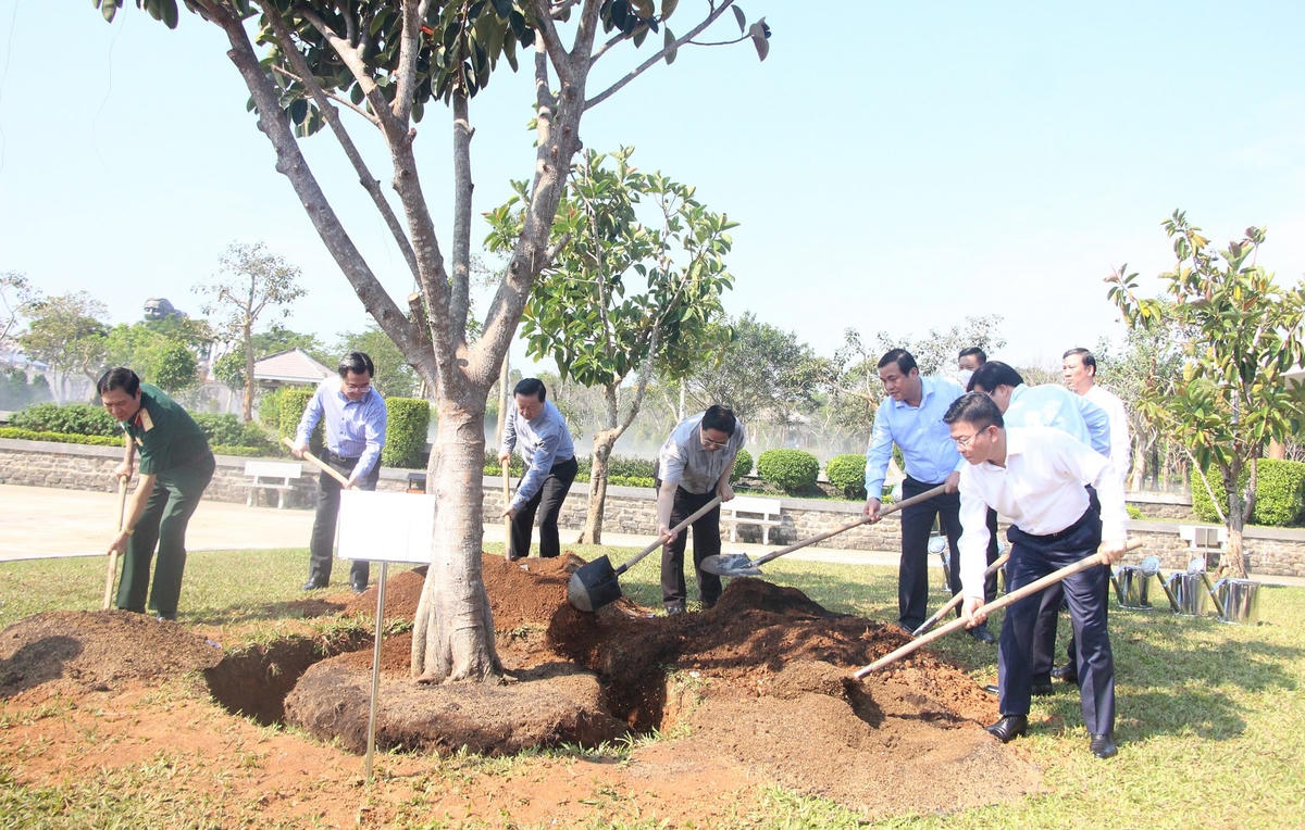 Thủ tướng Chính phủ Phạm Minh Chính trồng cây lưu niệm.