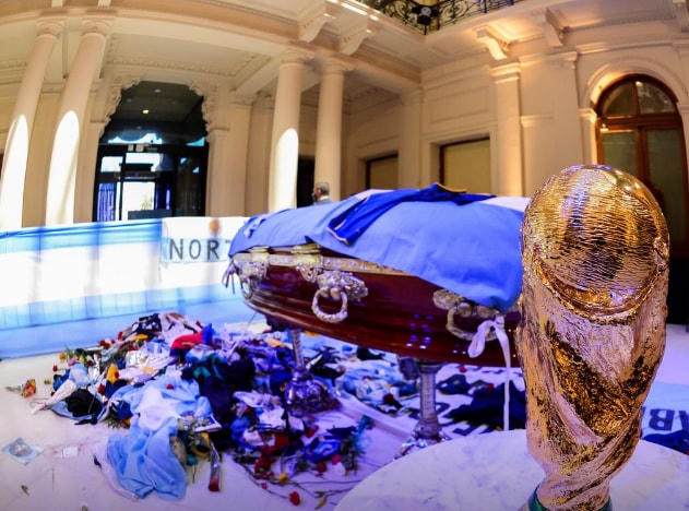 Mọi người để lại hoa và những món quà dành cho người hùng quá cố của mình. Ảnh: Reuters.