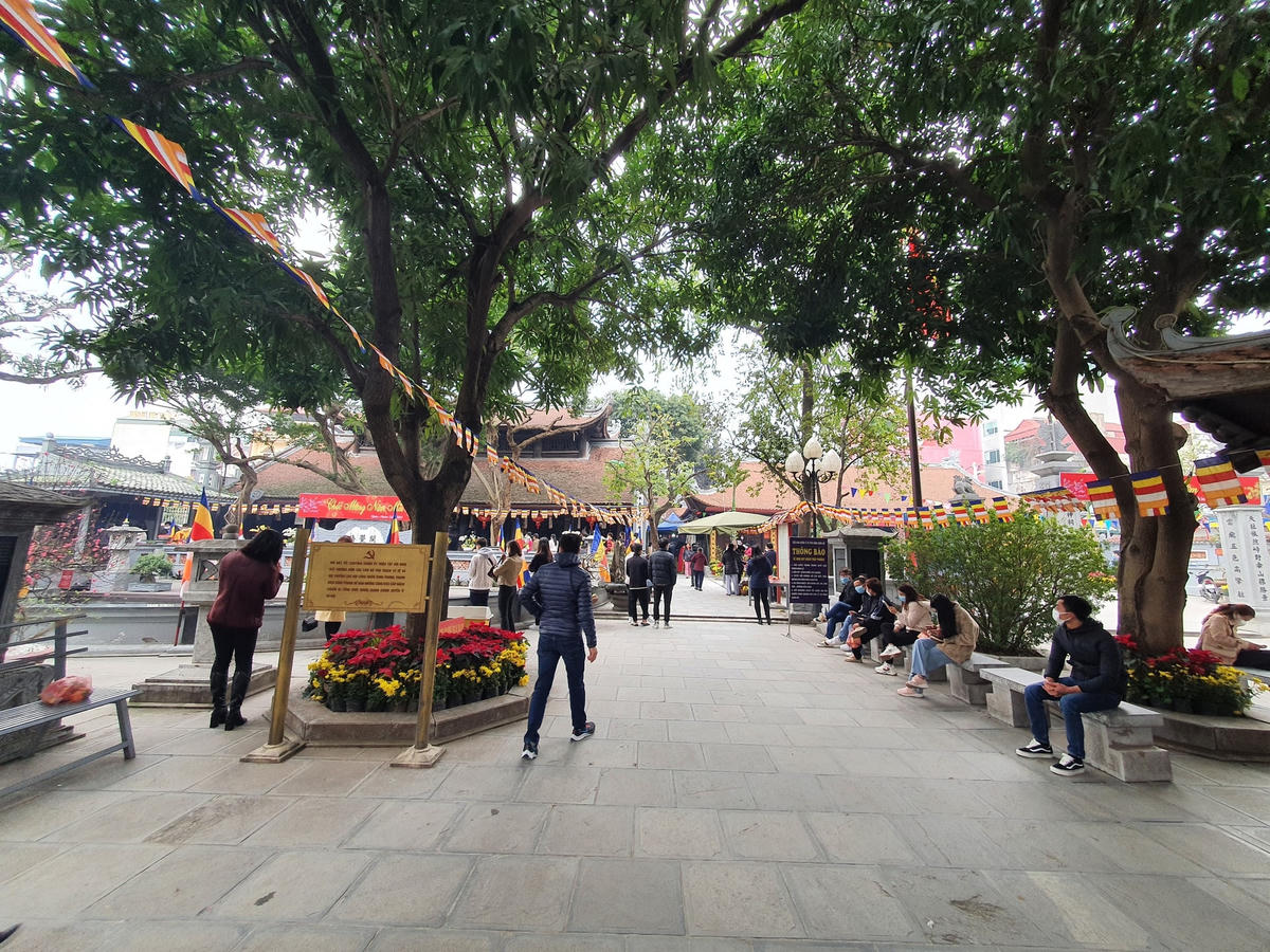 Tại chùa Hà (quận Cầu Giấy), lượng người dân đến làm lễ trong ngày hôm nay cũng tăng lên đột biến.