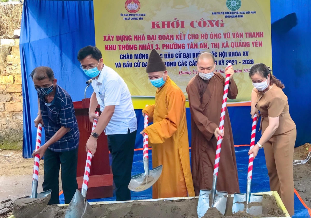 Ủy ban MTTQ Việt Nam thị xã Quảng Yên đã trực tiếp huy động để hỗ trợ 1,2 tỷ đồng xây dựng 20 "Nhà Đại đoàn kết".