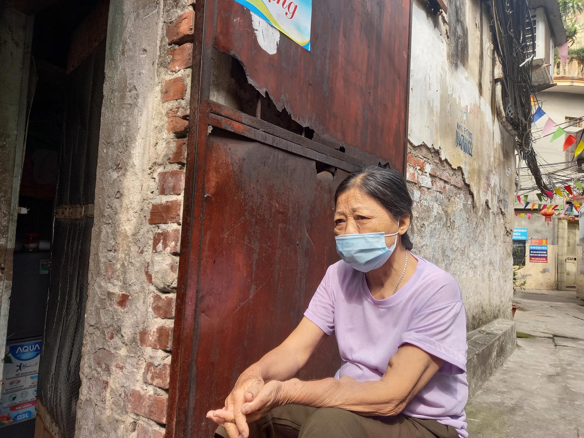 Bà Nguyễn Thị Sự (70 tuổi, quê Bắc Giang) cũng tỏ ra lo lắng khi mà dịch bệnh lại đang có xu hướng bùng phát phức tạp: "Chúng tôi chỉ khi nào phải đi chợ hay đi bệnh viện mới ra ngoài còn không thì buổi sáng chỉ ra ngoài cổng ngồi cho thoáng nhưng  phải đeo khẩu trang, không tiếp xúc người ngoài”.