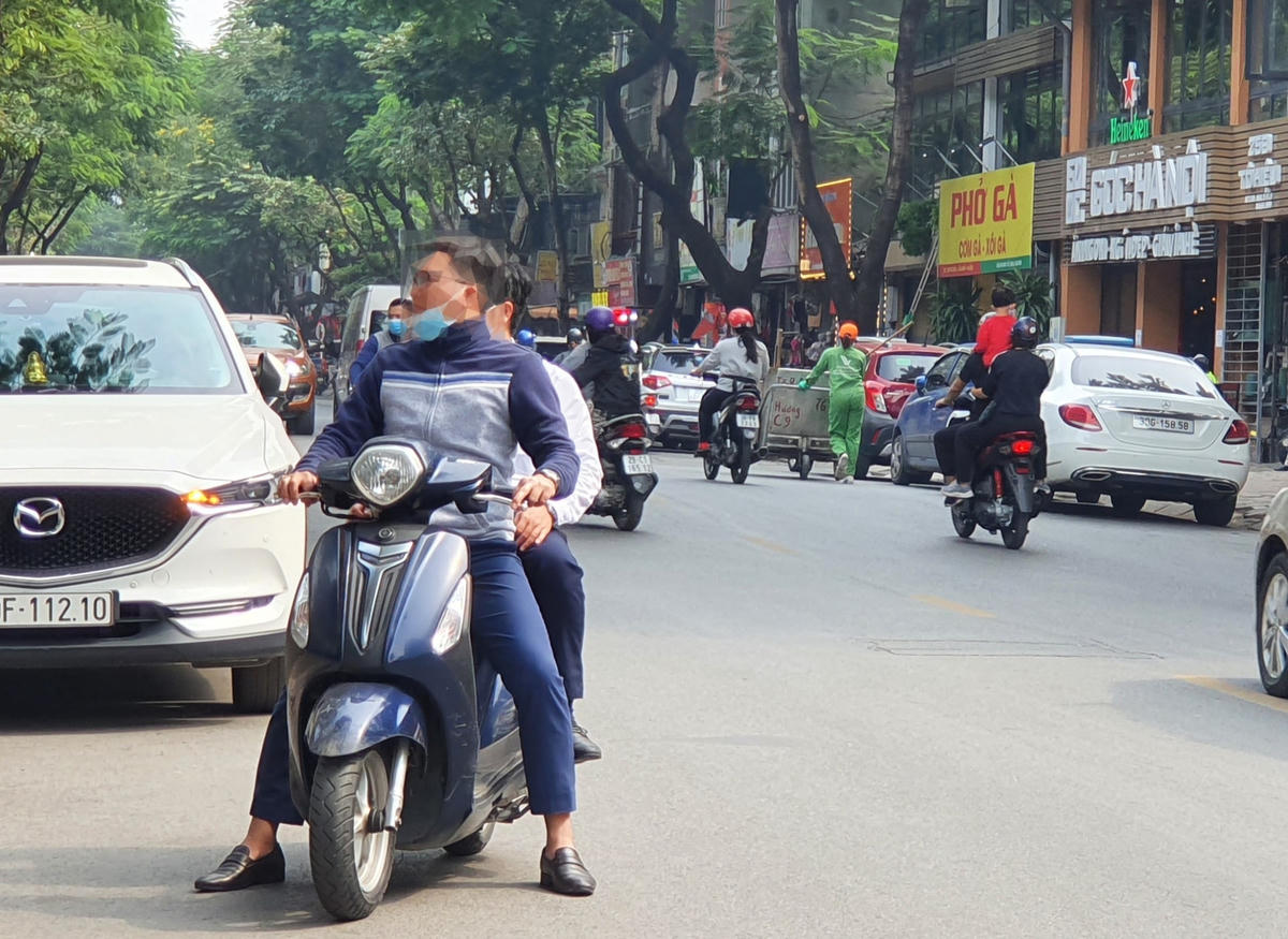 Hoặc đeo khẩu trang cho "có lệ".