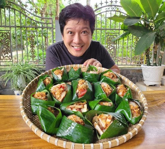 Nghệ sĩ Trường Giang đang ở quê Đồng Nai tránh dịch, anh mời cả nhà ăn sáng với mâm Xôi Xá Xíu của ông Mười.  