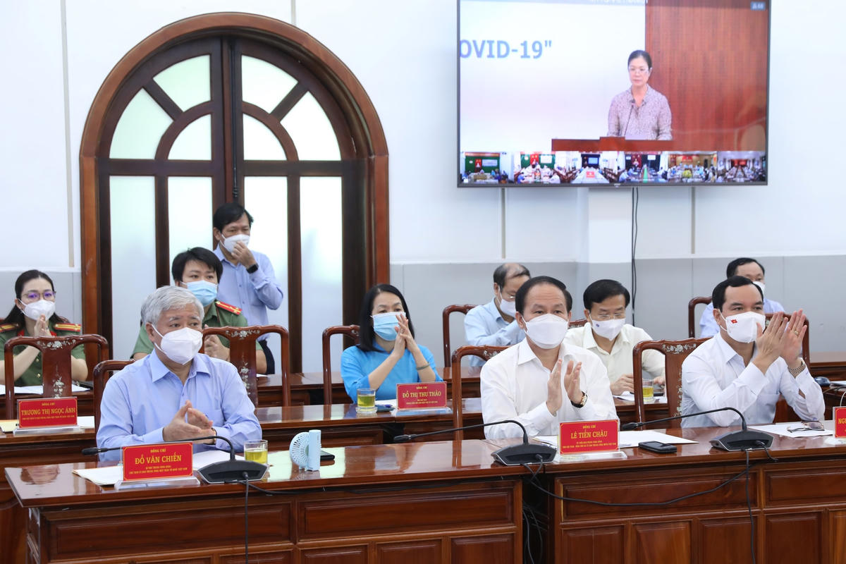 Chủ tịch UBTƯ MTTQ Việt Nam Đỗ Văn Chiến cùng các đại biểu dự chương trình.