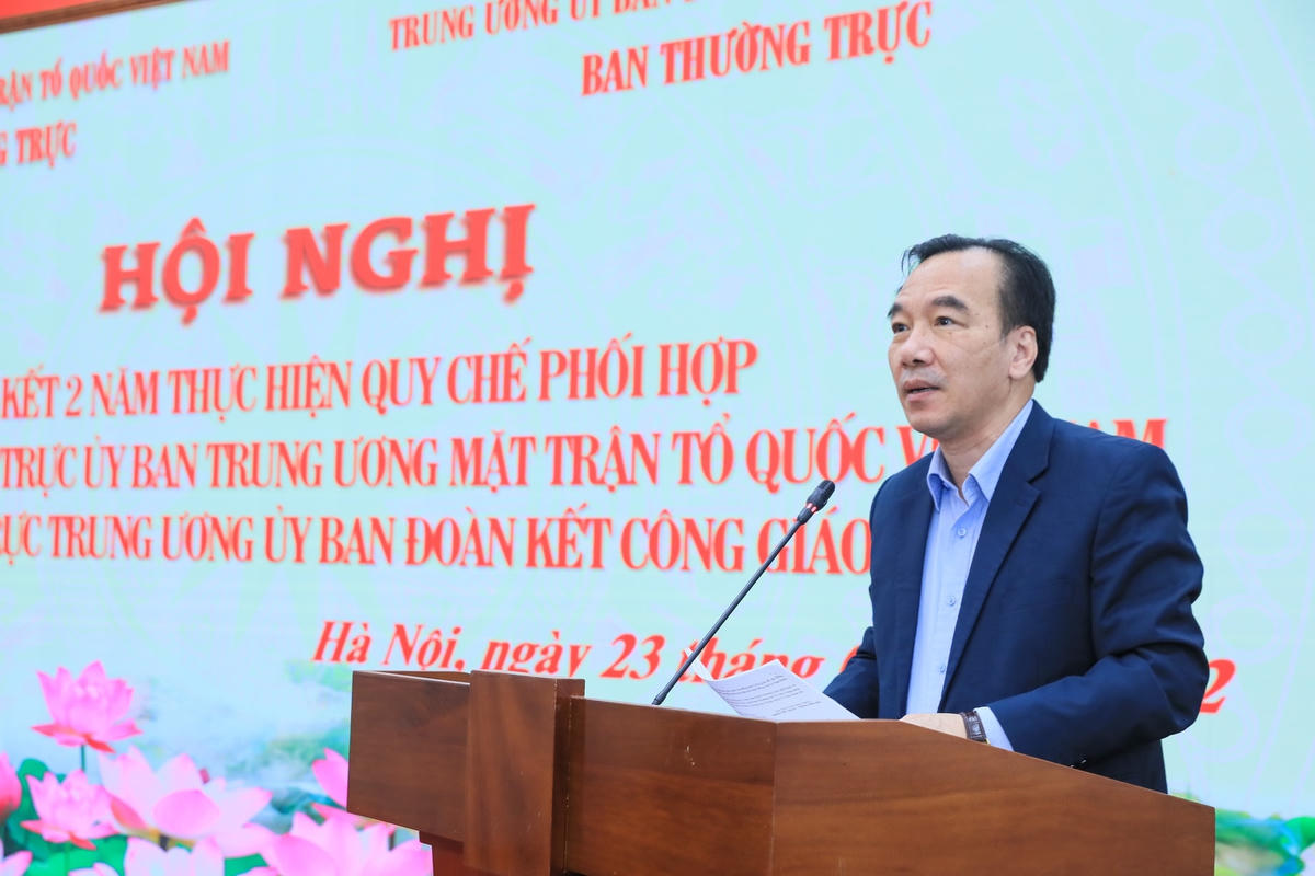 Phó Chủ tịch Ngô Sách Thực trình bày dự thảo báo cáo tại Hội nghị. Ảnh: Quang Vinh.
