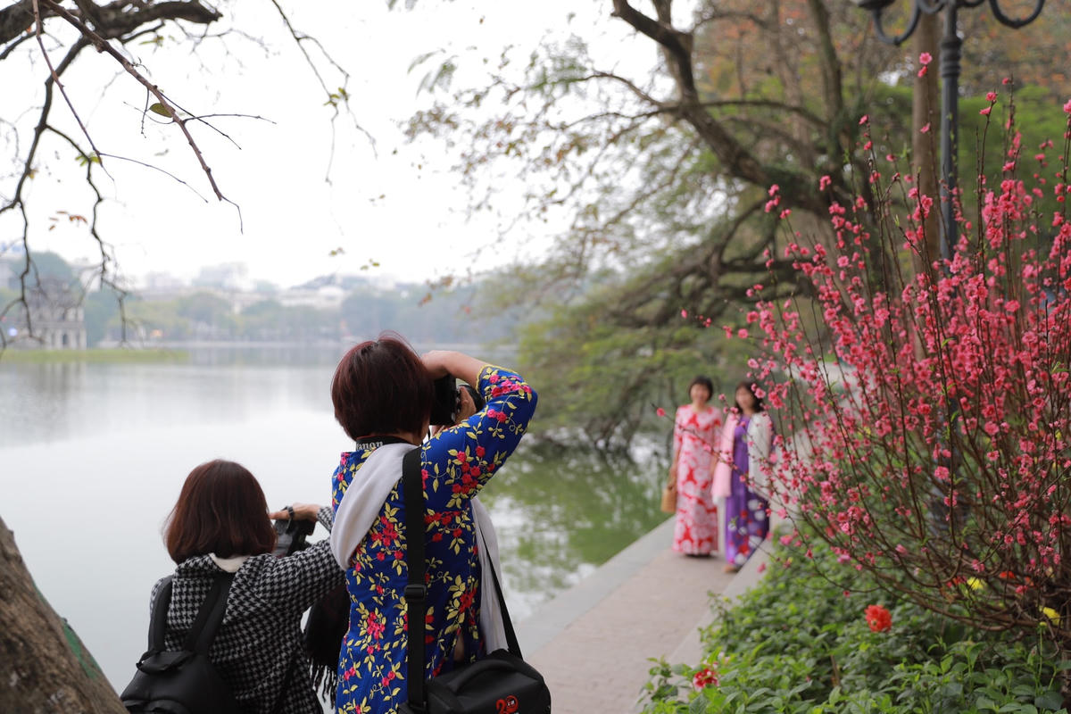 Ngày đầu năm mới, nhiều người chọn những địa điểm đẹp tại Bờ Hồ, phố cổ để chụp ảnh.