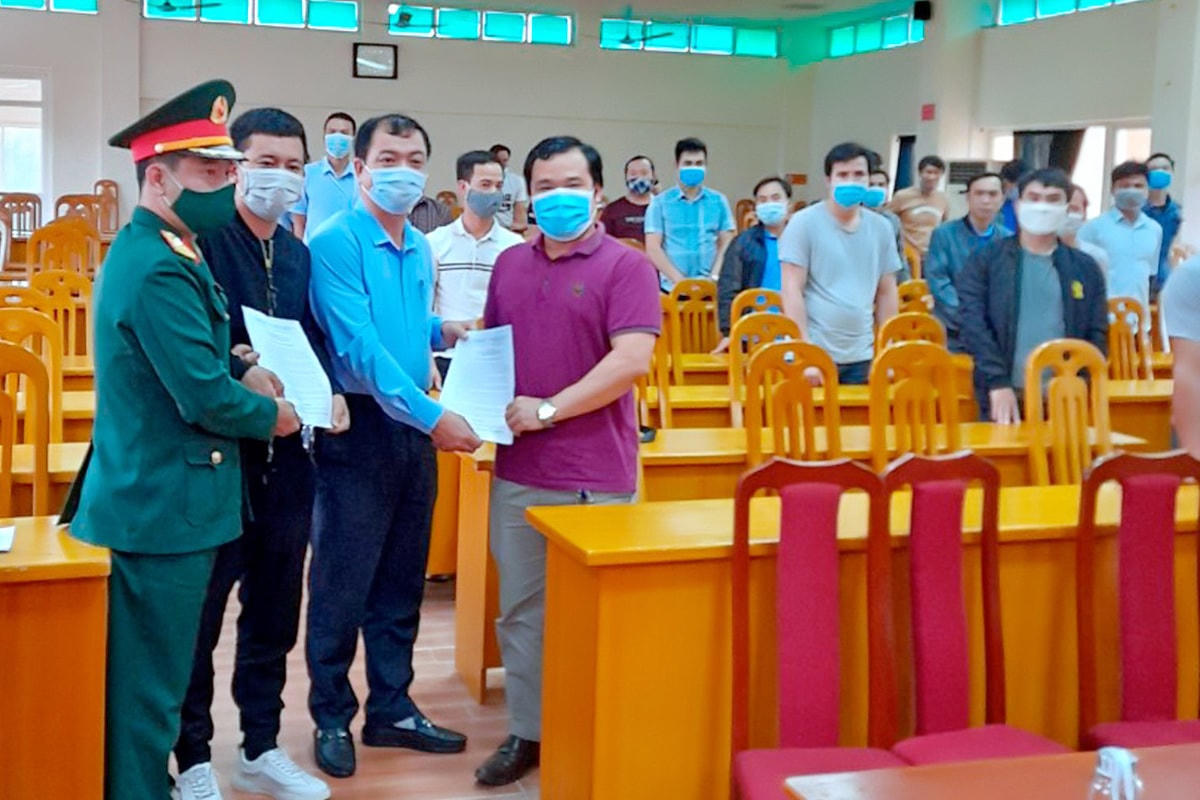 Lãnh đạo Trung đoàn 244 trao giấy chứng nhận hoàn thành cách ly cho 33 công nhân thuộc Công ty CP Than Vàng Danh. Ảnh : Báo Quảng Ninh