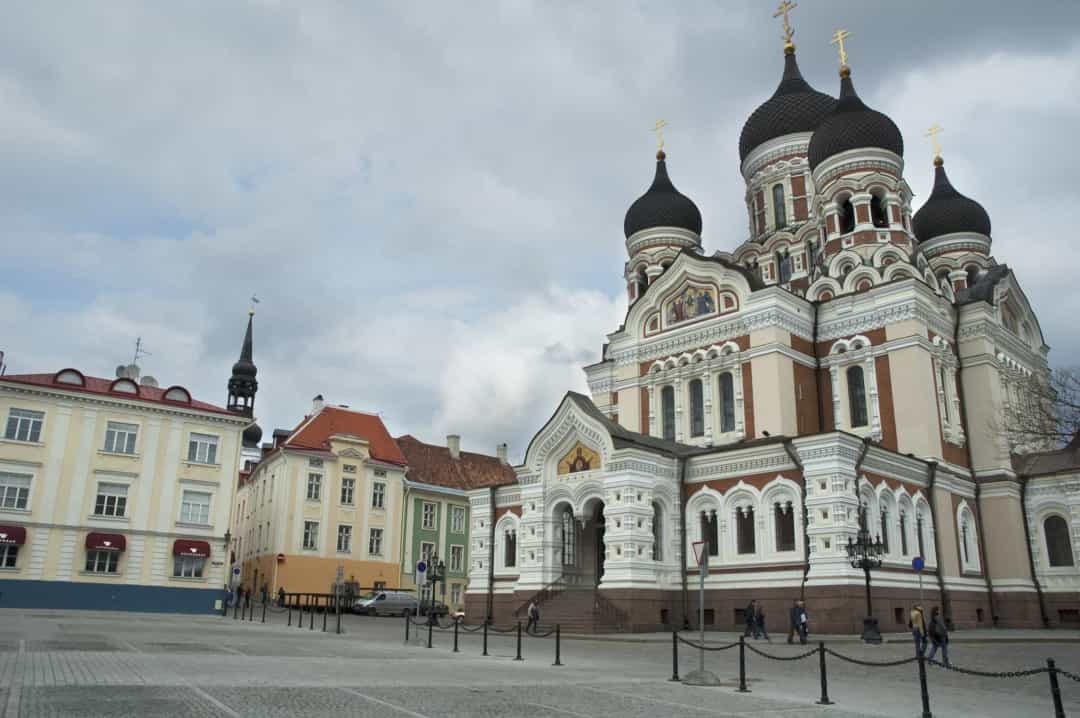 Phụ nữ Estonia được trao quyền bầu cử vào năm 1918, năm nhà nước giành được độc lập từ Đế quốc Nga. Trong ảnh là Nhà thờ Alexander Nevsky ở Tallinn, Estonia.