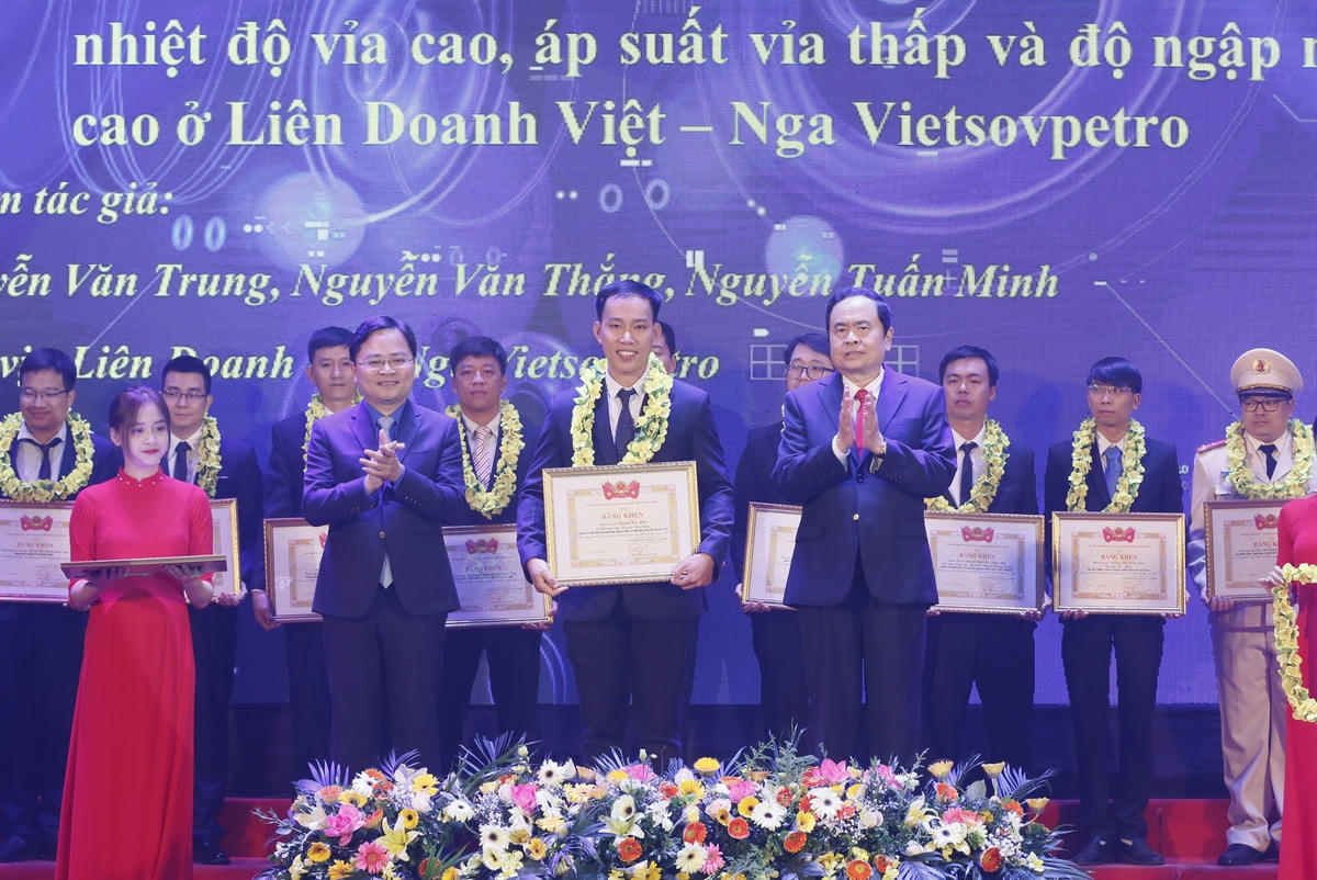 Chủ tịch Trần Thanh Mẫn trao Giải thưởng Tuổi trẻ sáng tạo toàn quốc năm 2020.