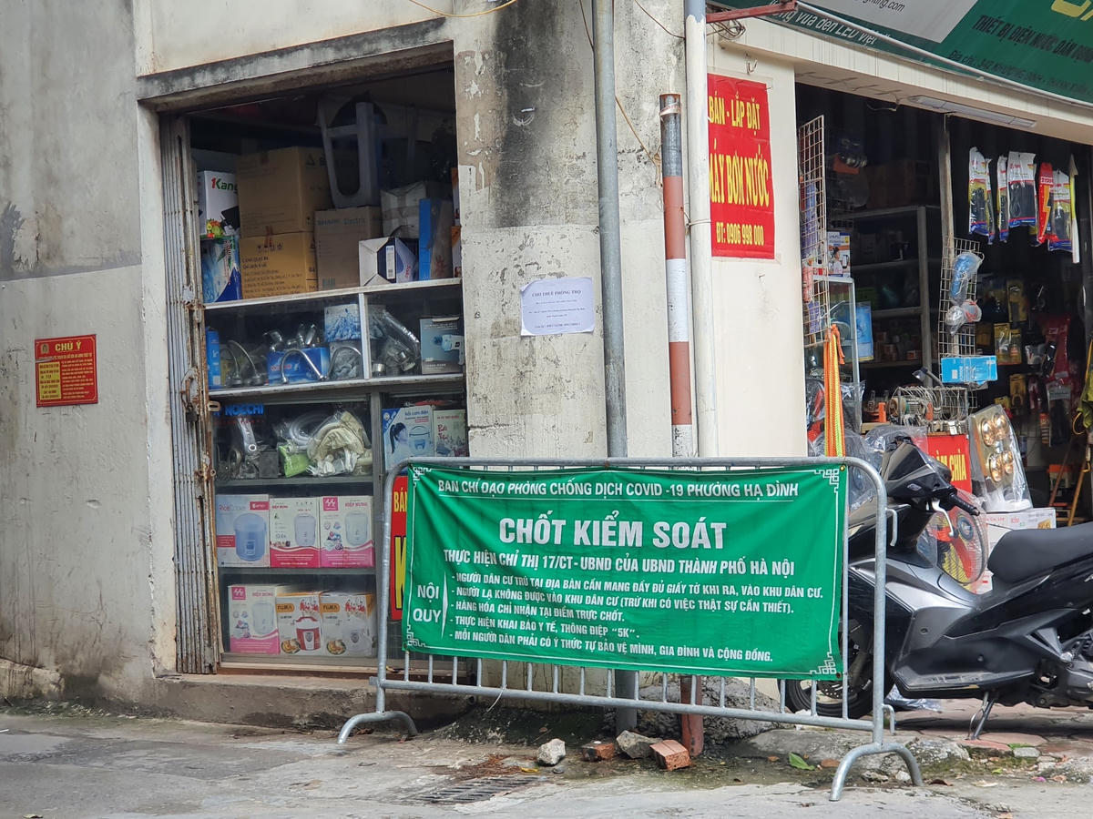 Dù phát huy rất tốt vai trò trong thời gian giãn cách, tuy nhiên khi trở lại cuộc sống bình thường mới, những chốt chặn này lại gây khá nhiều bất tiện cho người dân. 
