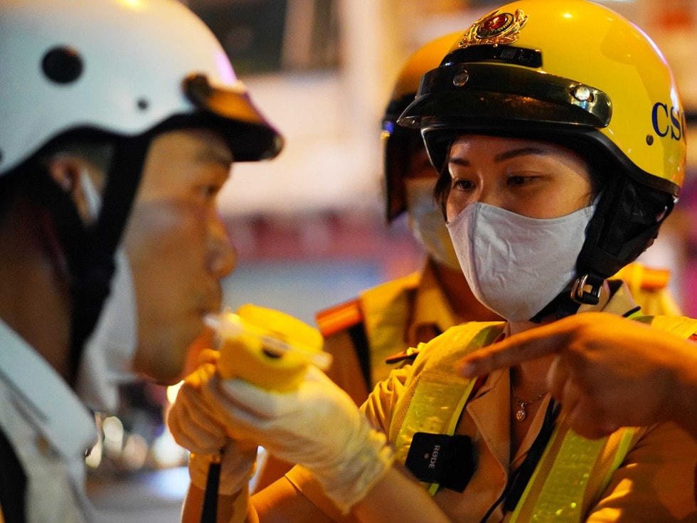 Tổ công tác thuộc Phòng Cảnh sát giao thông đường bộ - đường sắt, Công an TP HCM kiểm tra nồng độ cồn người tham gia giao thông.  Nguồn ảnh: Cục Cảnh sát giao thông