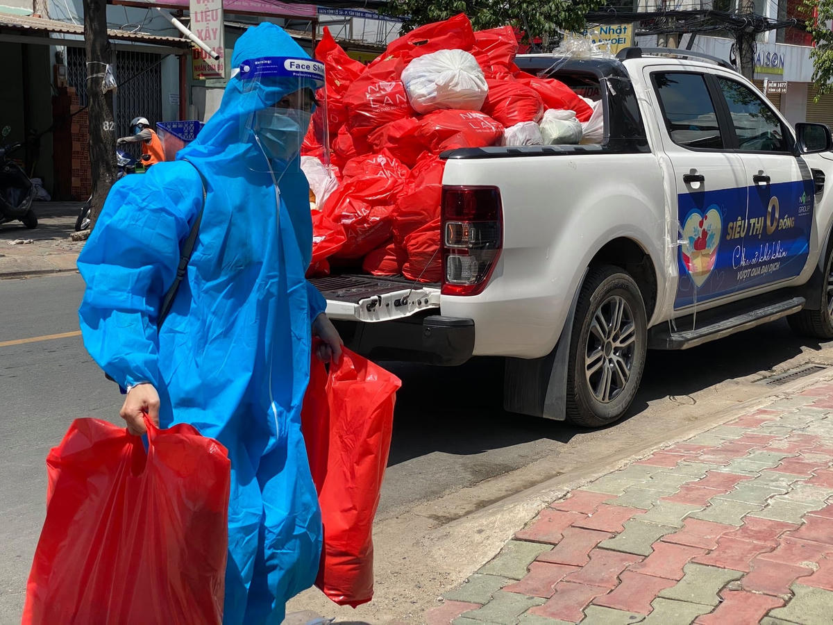 Những chuyến xe chở yêu thương tới từng ngõ hẻm, mang niềm vui đến với bà con. Ảnh: Văn Thẩm.