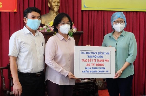 Bà Đặng Thị Kim Liên (người thứ 2 bên trái) trao ủng hộ phòng chống dịch Covid-19 cho Sở Y tế thành phố Đà Nẵng.