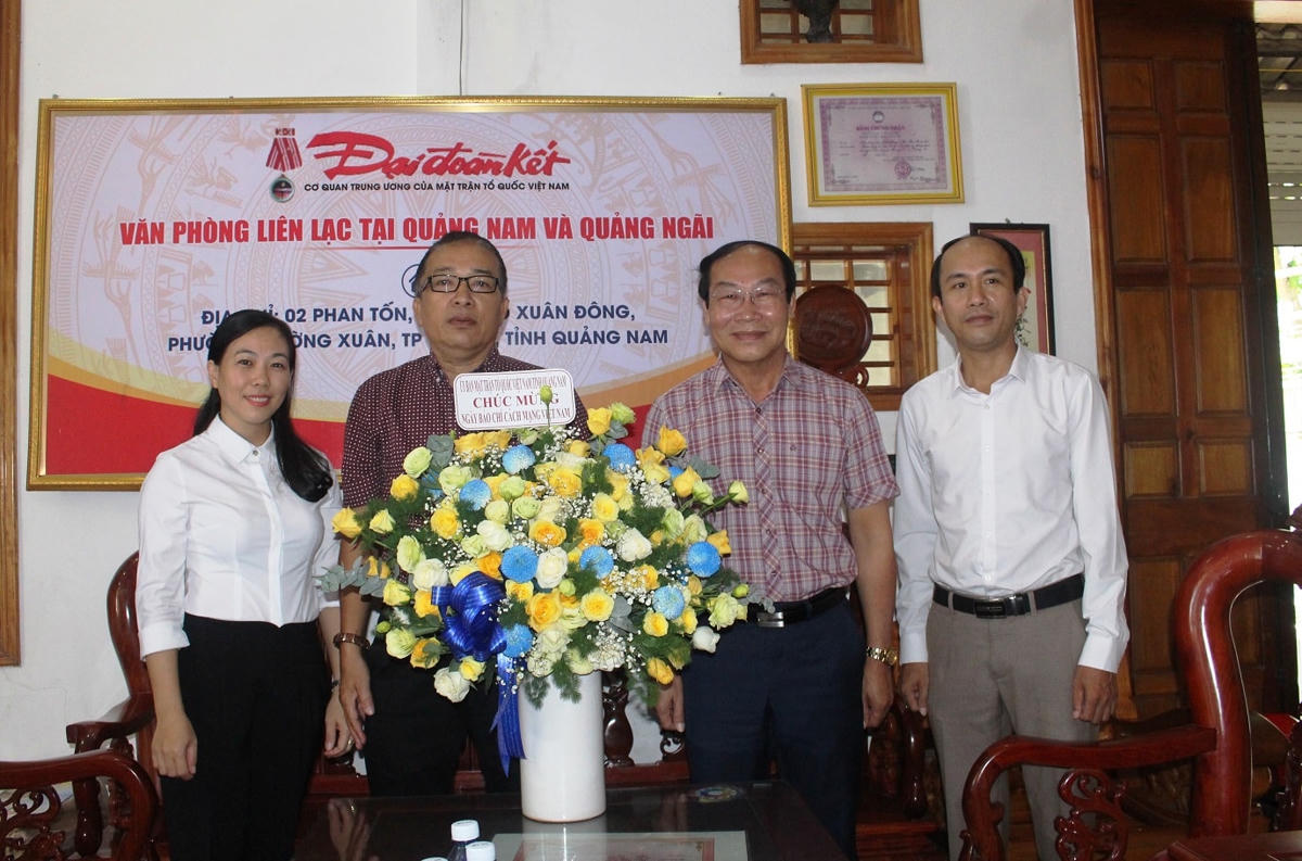 Lãnh đạo Ủy ban MTTQ Việt Nam tỉnh Quảng Nam chúc mừng Văn phòng báo Đại Đoàn Kết.  