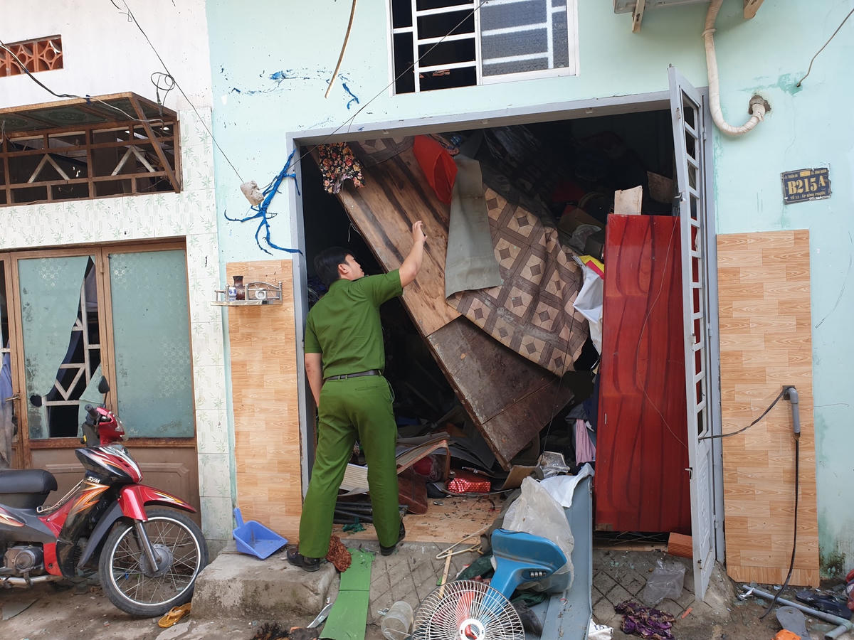Công an khám nghiệm hiện trường - Ảnh: TL