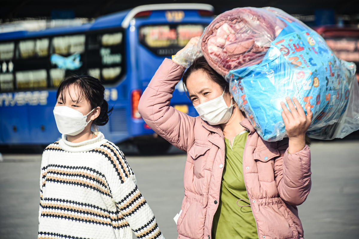 Chị Lò Thị Năm, quê Sìn Hồ, Lai Châu chia sẻ: “Hai mẹ con tôi đã ở Hà Nội gần một năm nay chưa được về với gia đình, lúc đầu tôi cũng sợ khi về quê bị đưa đi cách ly. Tuy nhiên, tôi có đứa cháu đã về nhưng chỉ cần test Covid-19 mà không bị cách ly, lên hôm nay tôi liền đến bến bắt xe về”.