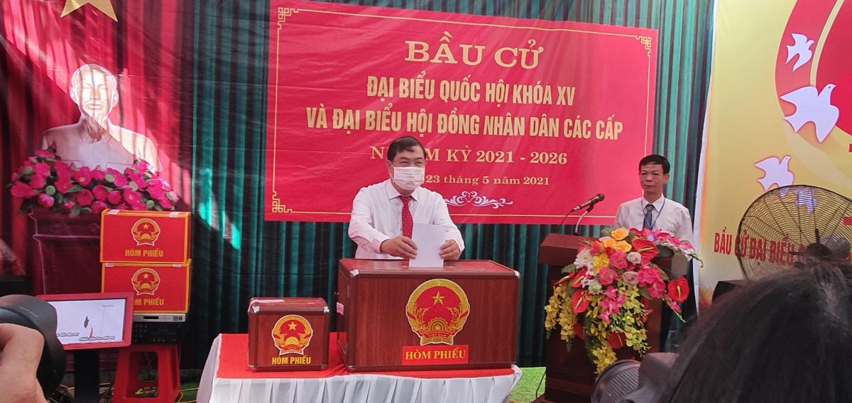 Bí thư Tỉnh ủy Nam Định Phạm Gia Túc bỏ phiếu bầu cử tại Khu vực bỏ phiếu số 6, phường Vị Hoàng, TP Nam Định.