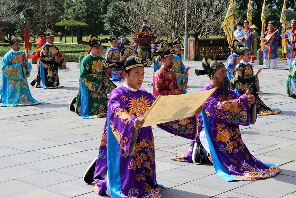 Tái hiện cảnh các quan văn, võ đứng chầu nhà vua trước điện Thái Hòa trong ngày Mùng 1 Tết Nguyên đán. (Ảnh: Đỗ Trưởng/TTXVN).