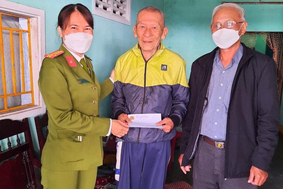 Công an phường Cẩm Phô trao tặng quà Tết cho người già ở địa phương.